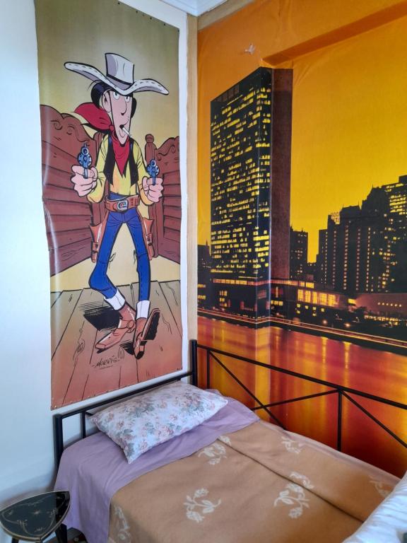 une chambre avec une peinture d'un cowboy sur le mur dans l'établissement Friendly Philoxenia, à Xánthi