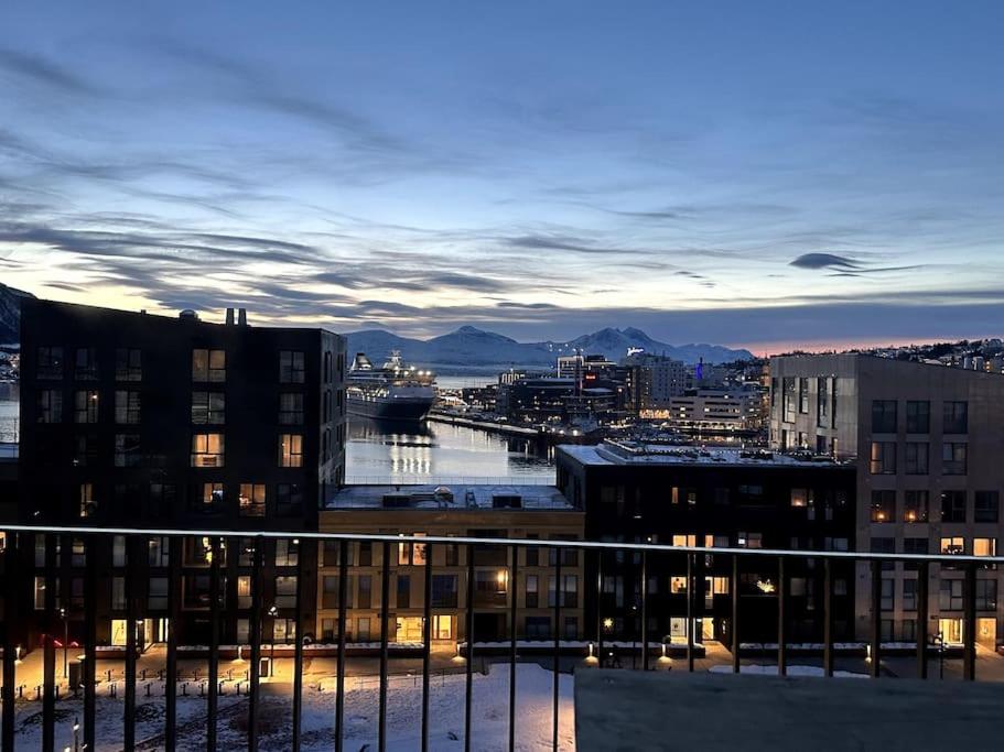 uitzicht op een stad met een rivier en gebouwen bij Arctic Vista - Incredible views in Tromsø