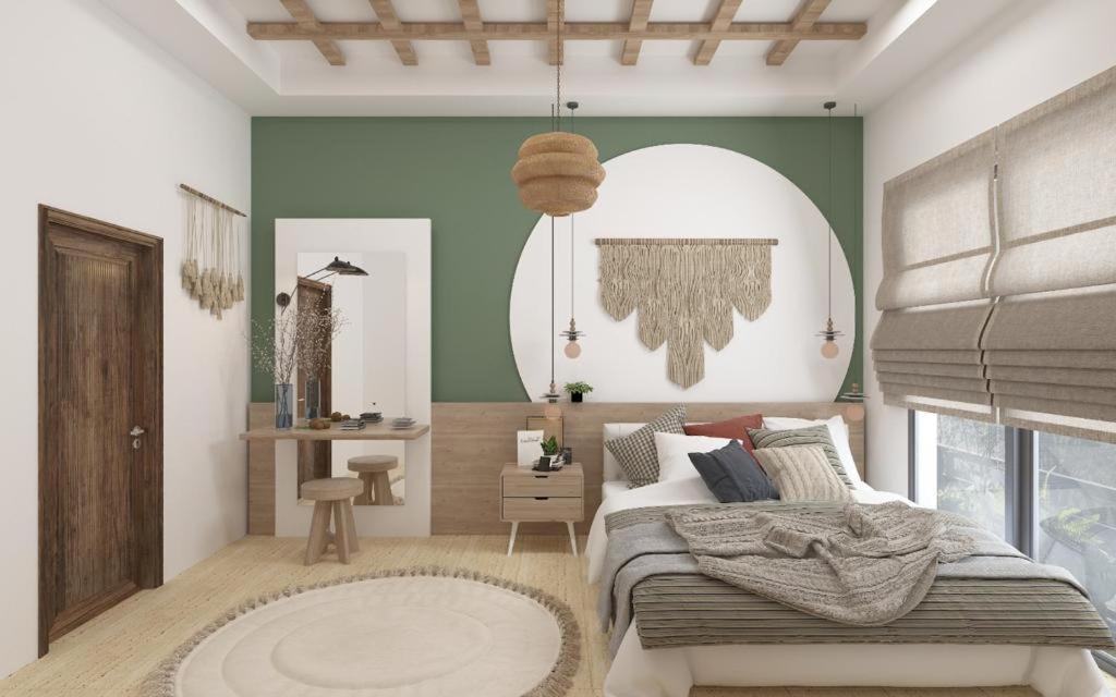 um quarto com uma cama e uma parede verde em Casa Meis em Kas