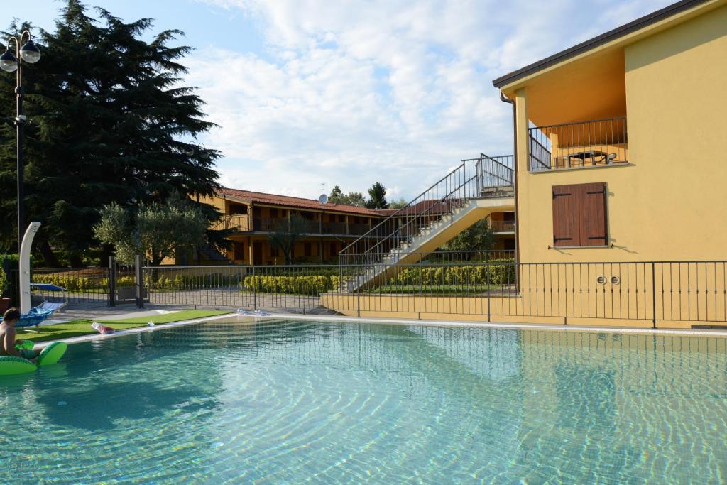 una piscina frente a un edificio en La Perla en Monte Isola