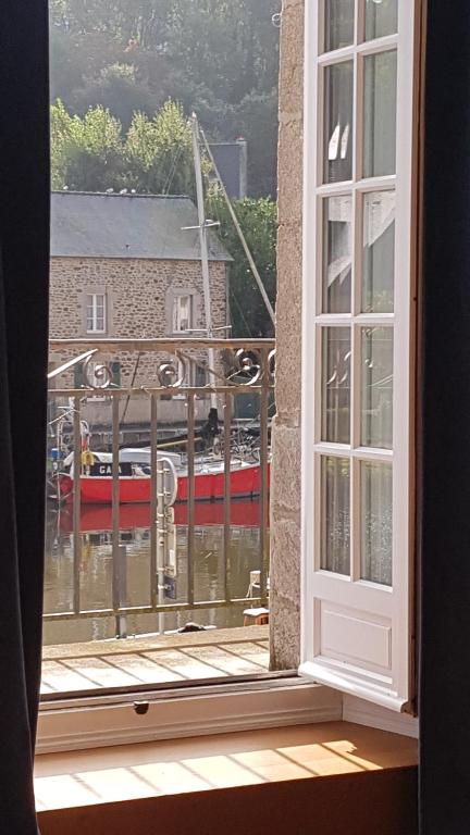 Photo de la galerie de l'établissement Sur le port, maison spacieuse paisible avec jardin, à Dinan