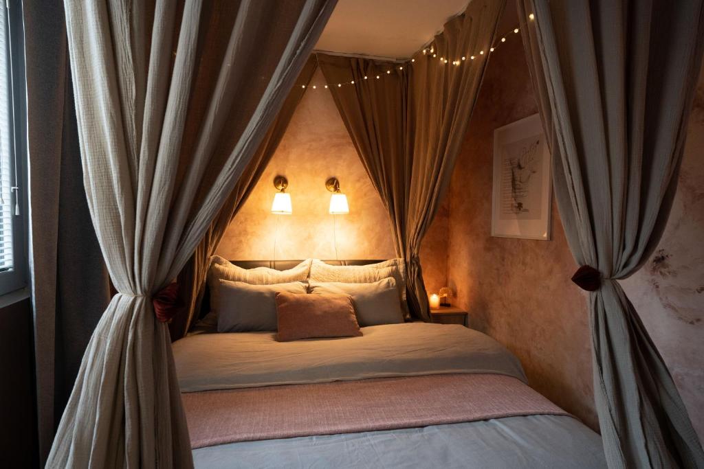 1 dormitorio con cama con dosel y cortinas en Pretty Jolie Romantic Getaway en Bled