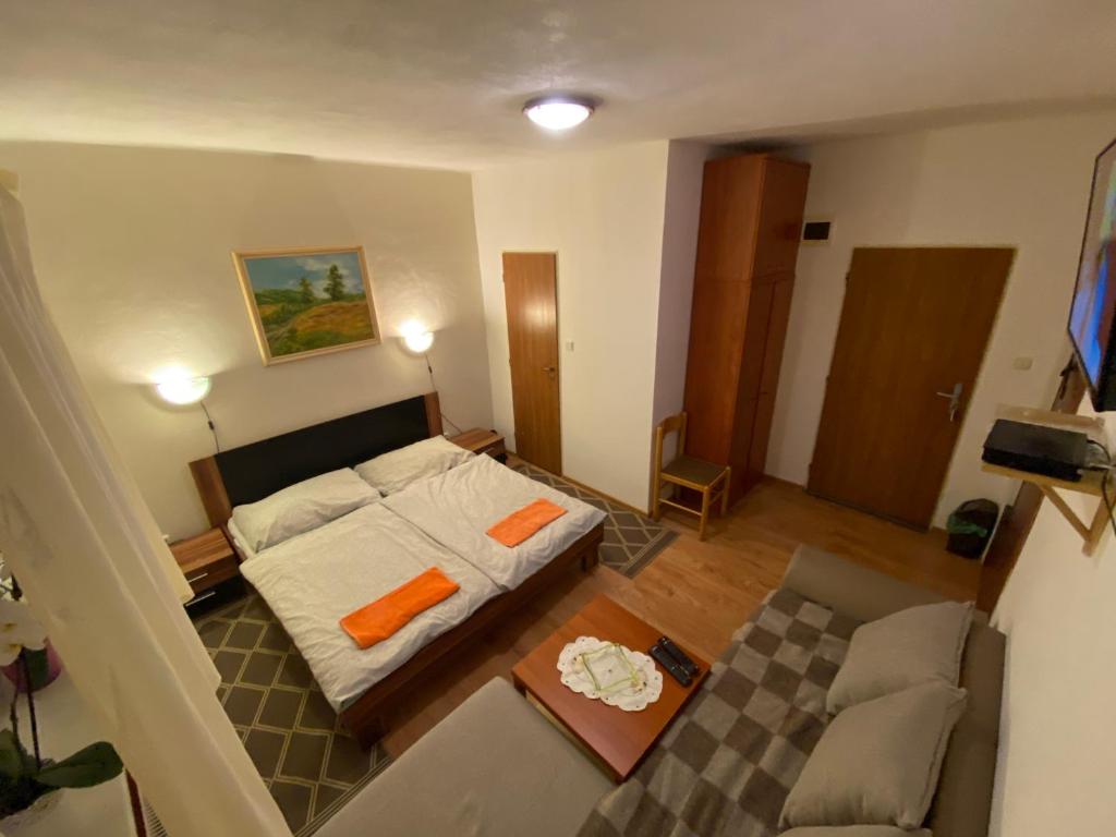 Postel nebo postele na pokoji v ubytování Penzión u Aďky