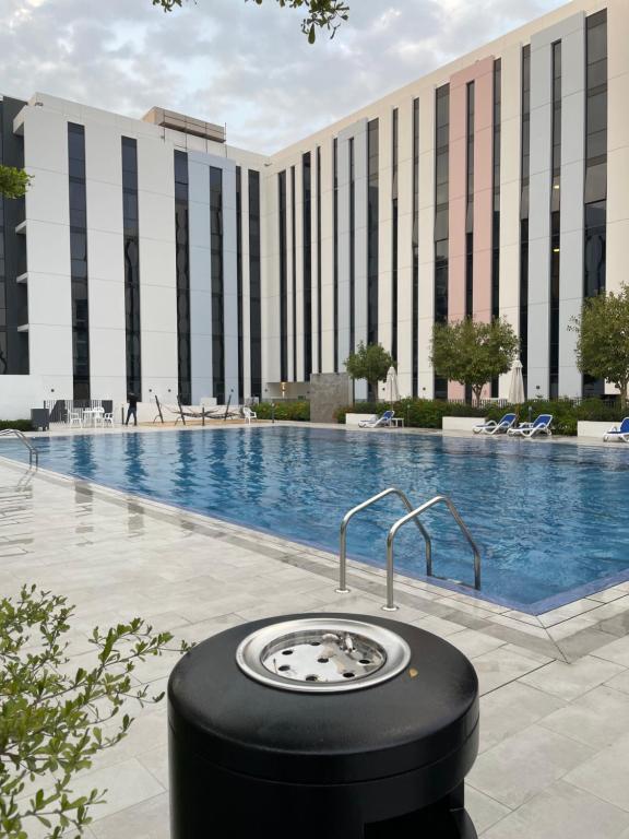 Bazén v ubytování 1 BR Luxury Apt by AJ Aljada nebo v jeho okolí