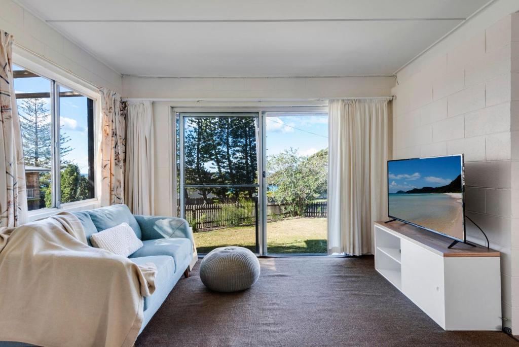 TV a/nebo společenská místnost v ubytování Beach House on Booth