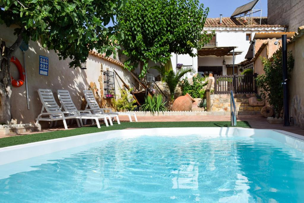 una piscina en el patio trasero de una casa en Casa Rural Las Tejas, en El Picazo