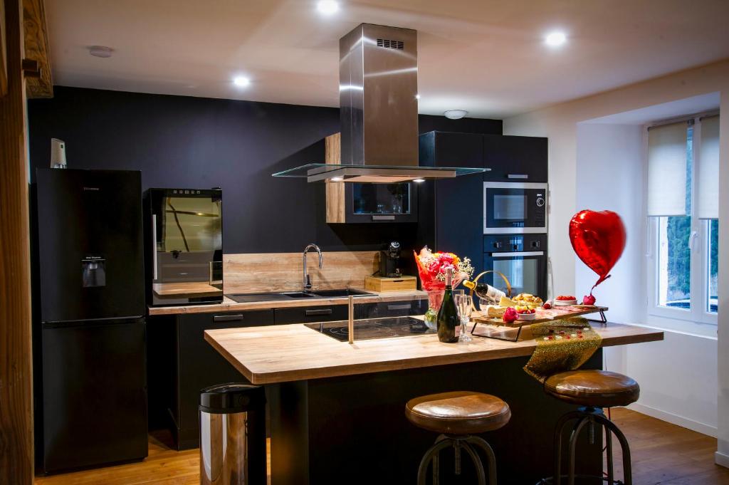 a kitchen with a counter with a heart balloon at La prestigieuse Sauna Balnéo Ciné in Roannes-Saint-Mary