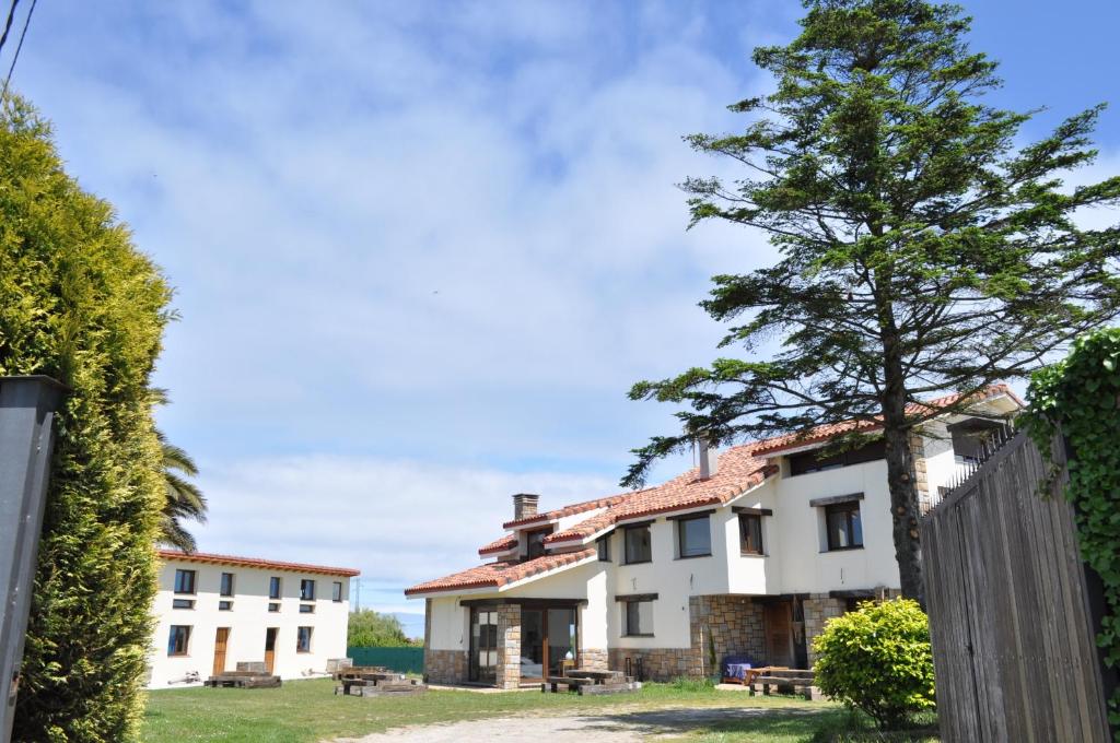 a view of the house from the yard at Ak-55 Rural House in Villaviciosa