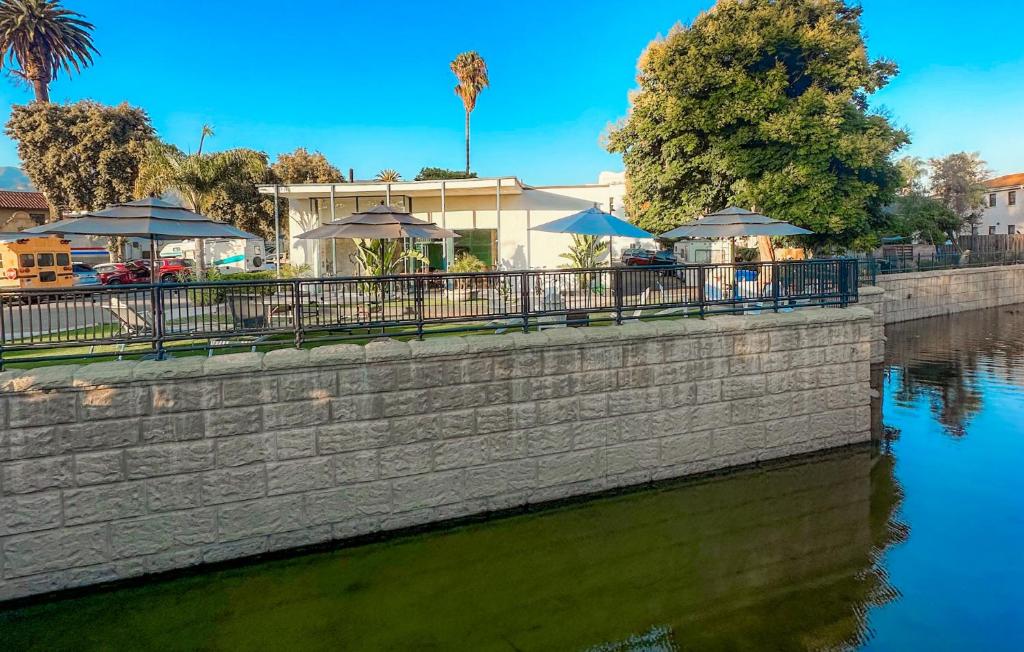 ITH Santa Barbara Surf Hostel photo