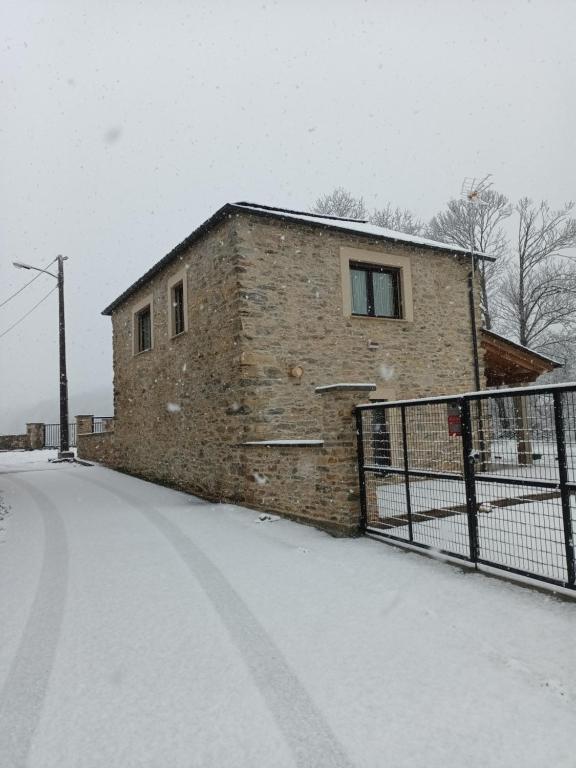Casa Os Prados da Albela during the winter