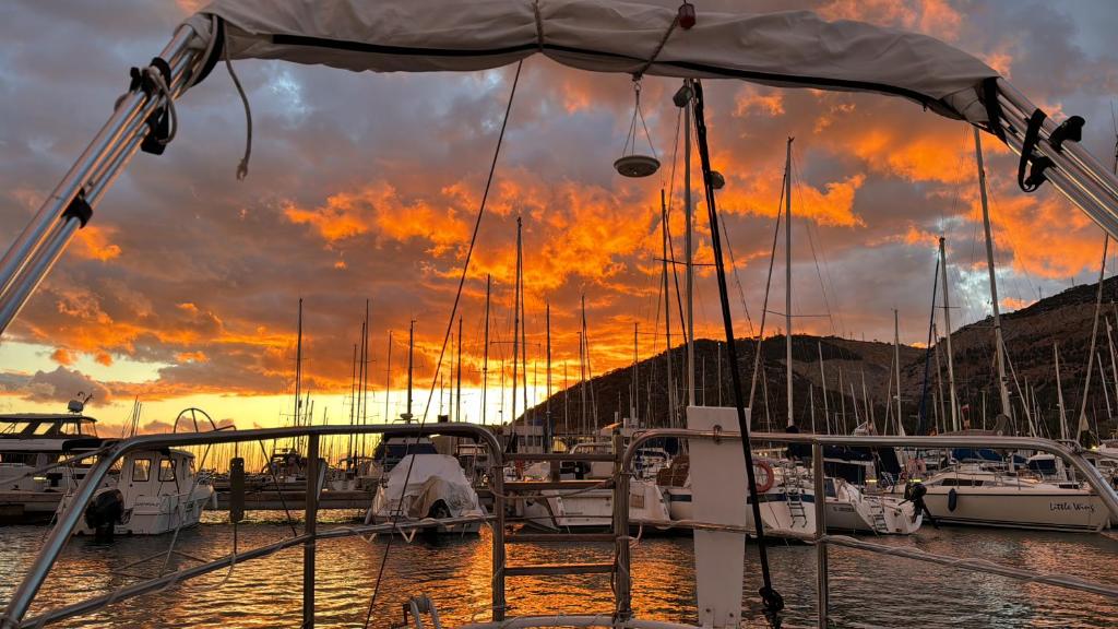 a group of boats docked in a marina at sunset at Disfruta del mar cerca de Barcelona in Castelldefels