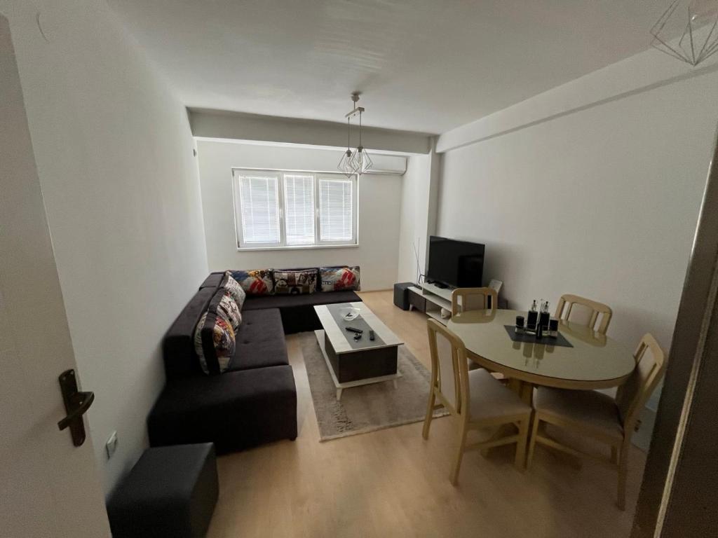 ein Wohnzimmer mit einem Sofa und einem Tisch in der Unterkunft Cozy Apartment Therapy in Ohrid
