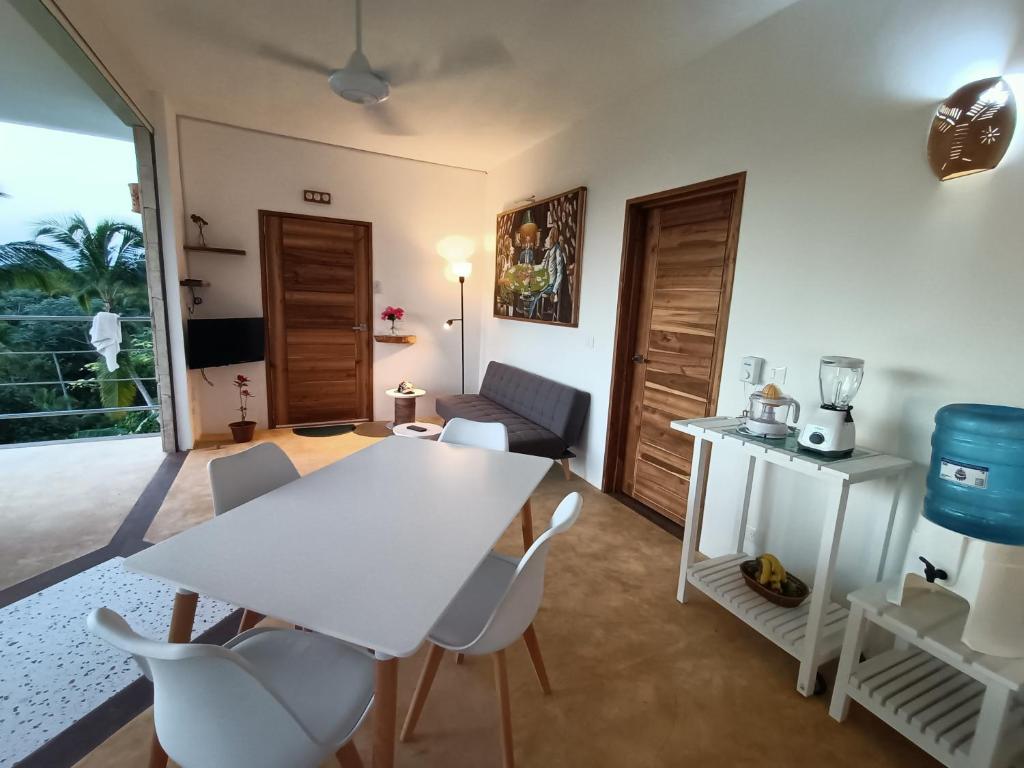 een woonkamer met een witte tafel en stoelen bij Appartement Mariquita in Las Terrenas