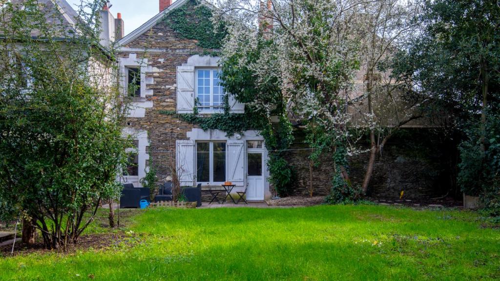 an old brick house with a green yard at Le botanica in Angers