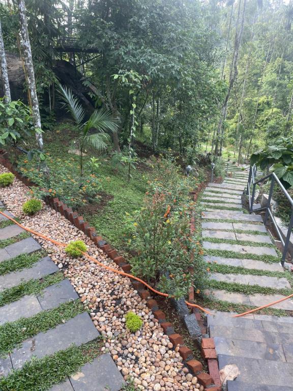 Zahrada ubytování Wetlands Wayanad Pool Resort with Natural Waterfalls