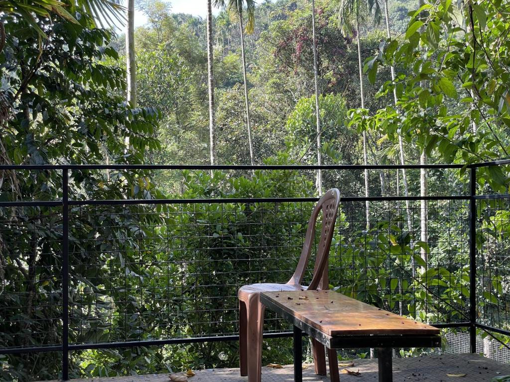 Balkón nebo terasa v ubytování Wetlands Wayanad Pool Resort with Natural Waterfalls