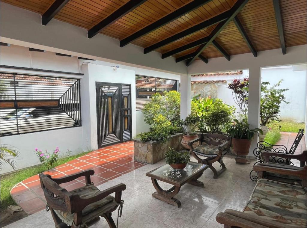 eine Terrasse mit Stühlen und einem Tisch und einigen Pflanzen in der Unterkunft Casa en San Cristóbal, urb los naranjos in San Cristóbal