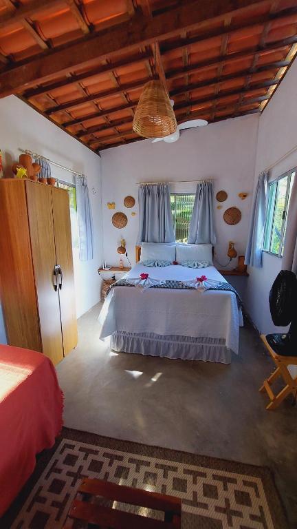 - une chambre avec un grand lit dans l'établissement Casa de Mar Sagi, à Baía Formosa