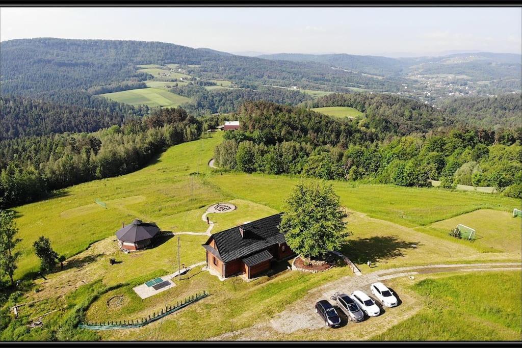 una vista aérea de una casa en una colina con coches en Świety Spokój, en Paleśnica