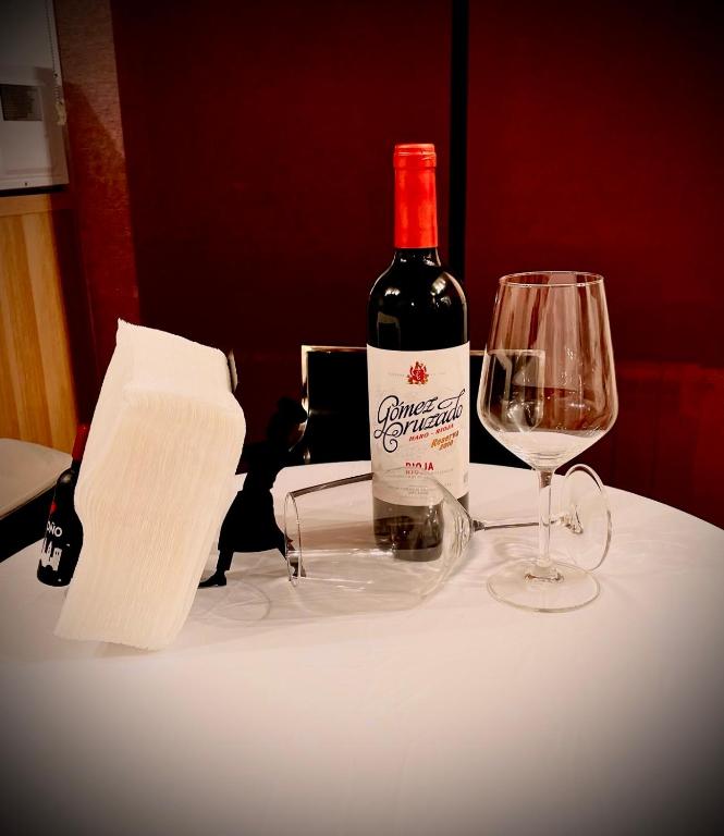 Una botella de vino y una copa en una mesa en V.T. Entreríos, en Lardero