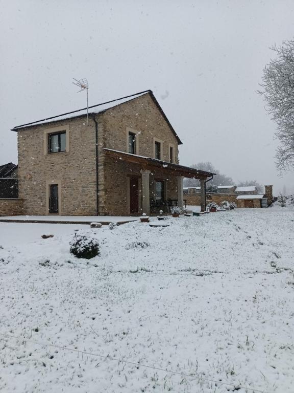 Casa Os Prados da Albela during the winter