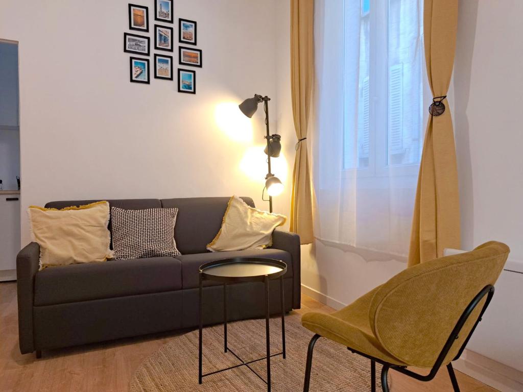 un salon avec un canapé et une chaise dans l'établissement Appartement Vieux-Port, à Marseille