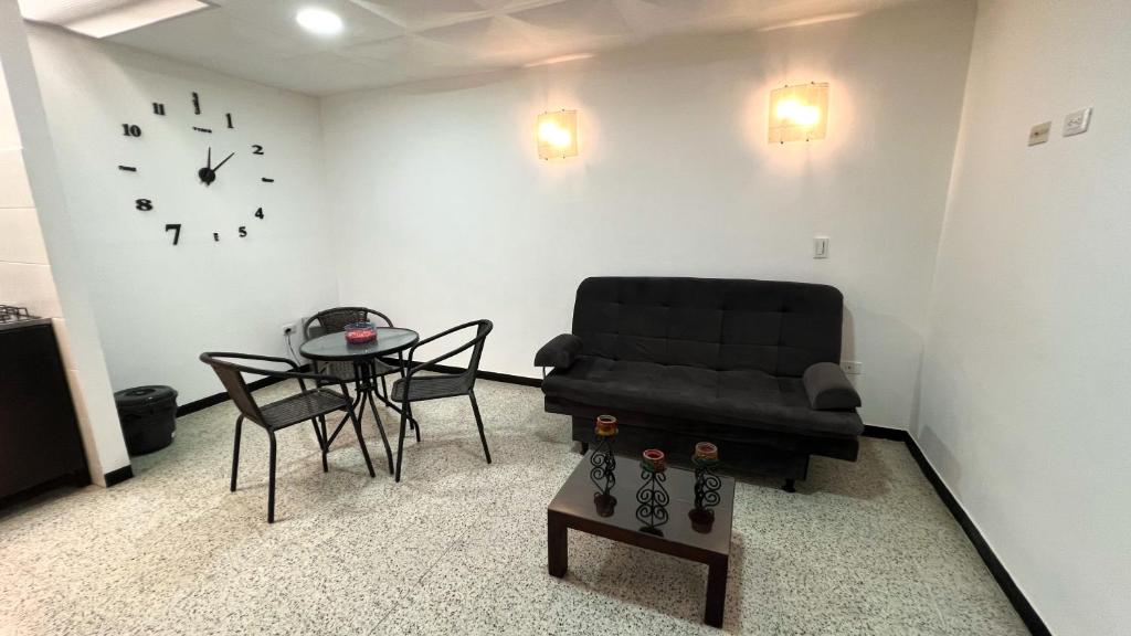 - un salon avec une chaise et une table dans l'établissement Apartaestudio Reloj, à Líbano