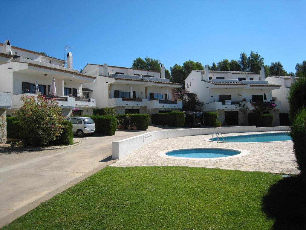 Maison familiale avec jardin privé, terrasse, BBQ et piscine commune à 4 km de la plage et du centre.