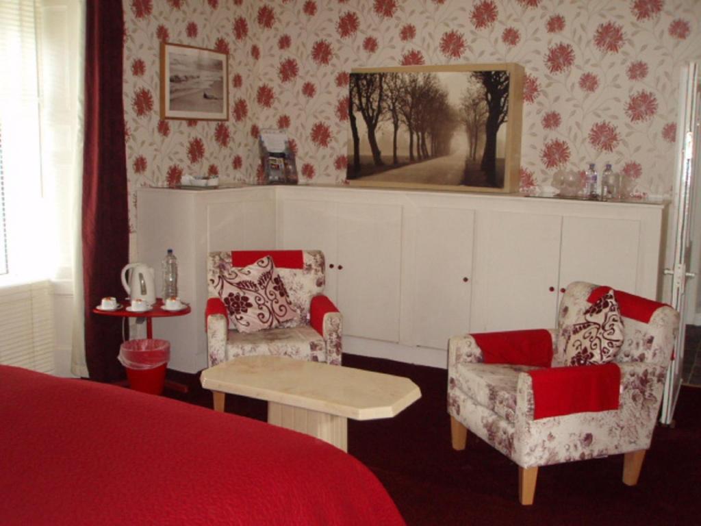 Posezení v ubytování Nethermains House