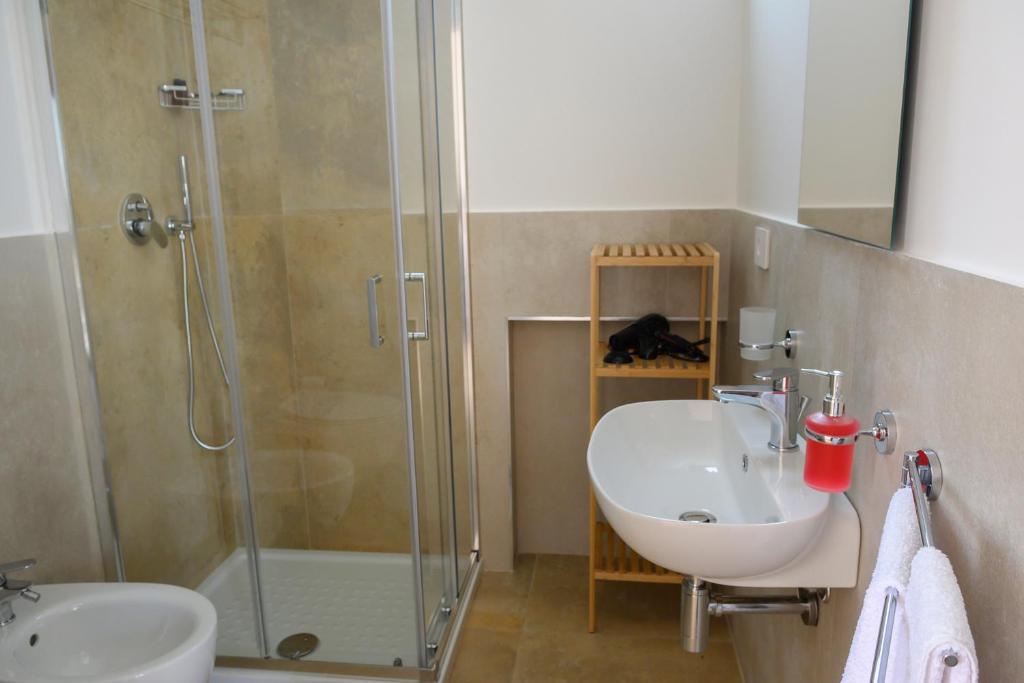Kúpeľňa v ubytovaní Le 3 Rose apartments