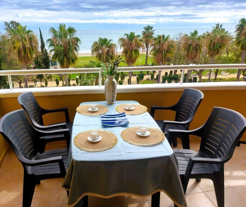 een tafel op een balkon met uitzicht op het strand bij El Refugio de Natalia / The Natalia Refuge in Oropesa del Mar