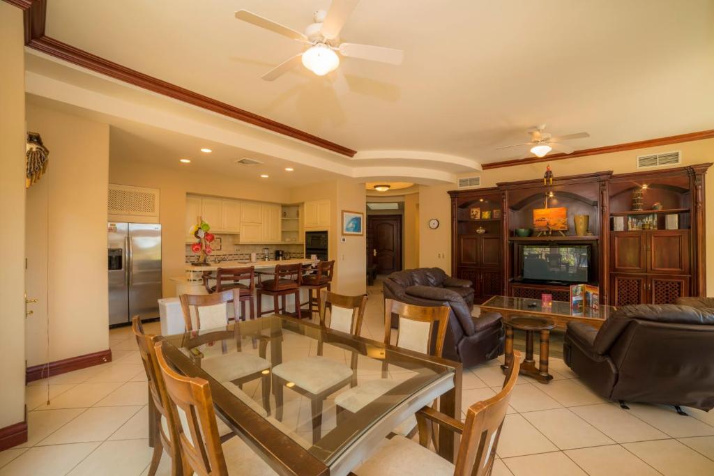ein Wohnzimmer mit einem Esstisch und einer Küche in der Unterkunft Los Suenos Resort Bella Vista 2C in Herradura