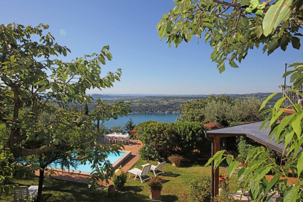 uma vista para um lago a partir de uma casa em Casale Massina APPARTAMENTO PERLA em Salò