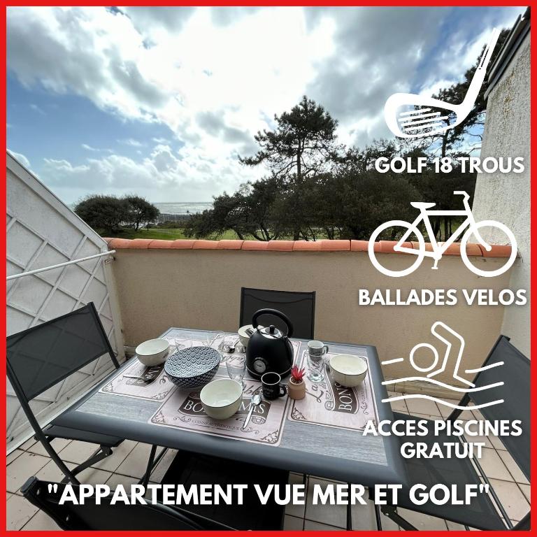 une table sur un balcon avec un vélo en arrière-plan dans l'établissement 