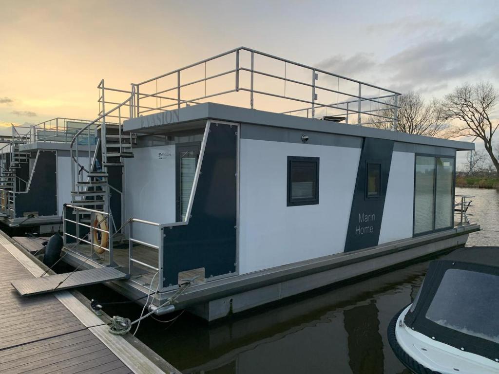 een woonboot is aangemeerd op een dok bij EVASION in Nieuwpoort