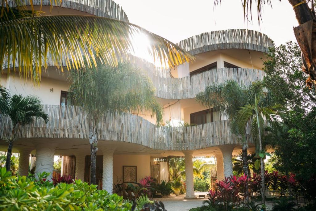 una vista exterior de un edificio con árboles y plantas en Casa Noma-Noma Holbox, en Isla Holbox