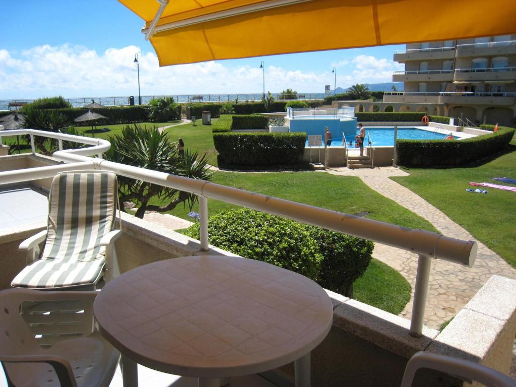 Studio rénové en bord de mer avec accès direct à la plage et piscine à L'Estartit