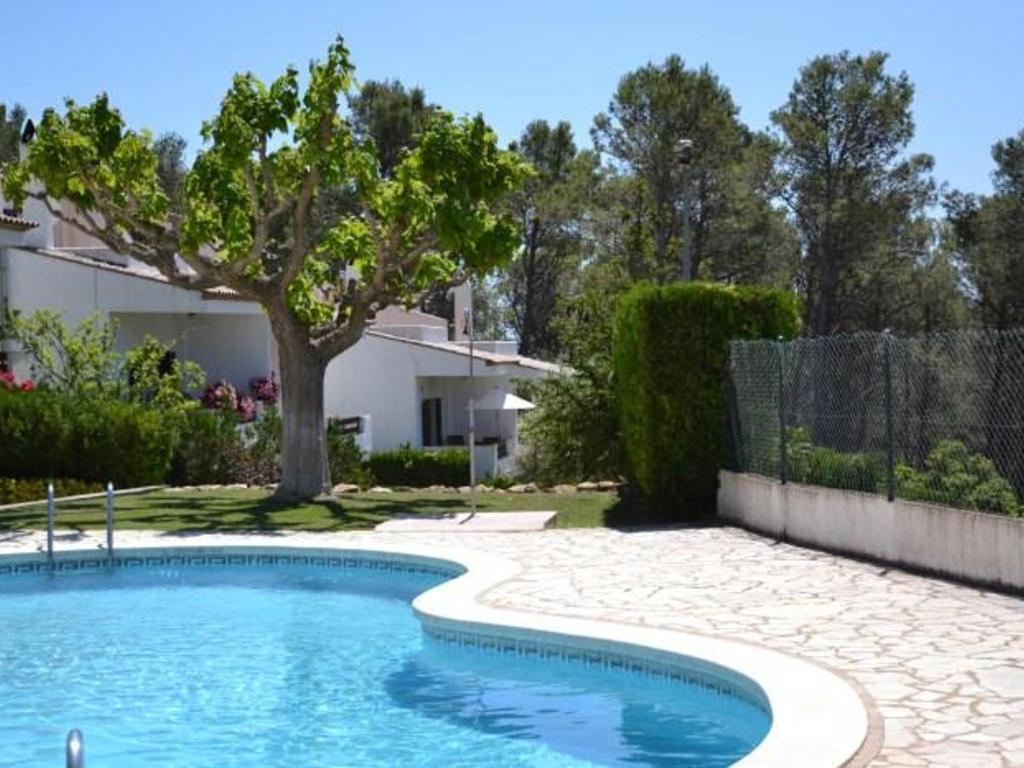 - une piscine en face d'une maison dans l'établissement Casa L'Estartit, 3 dormitorios, 6 personas - ES-323-54, à L'Estartit