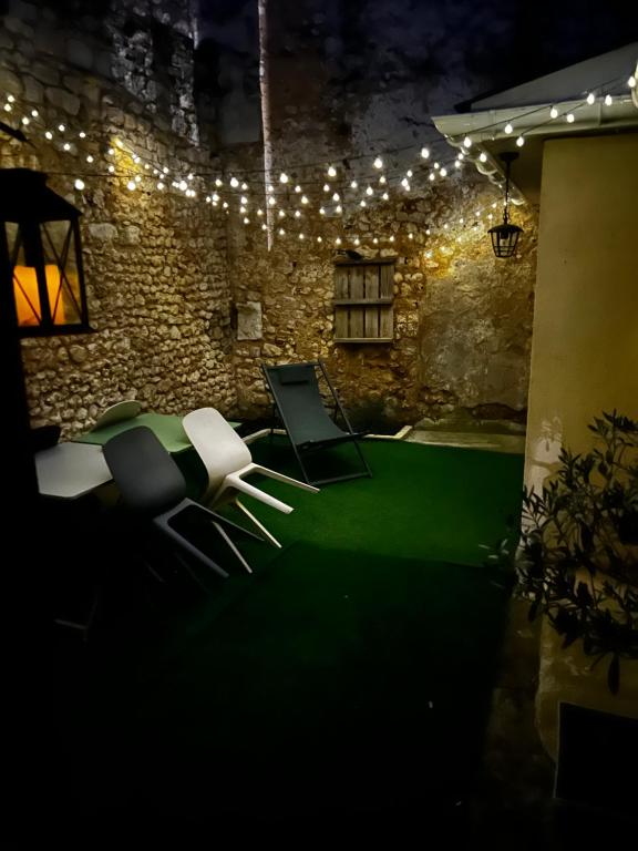 a room with chairs and a green carpet at La Petite Rochambelle (hyper centre-ville) in Vendôme