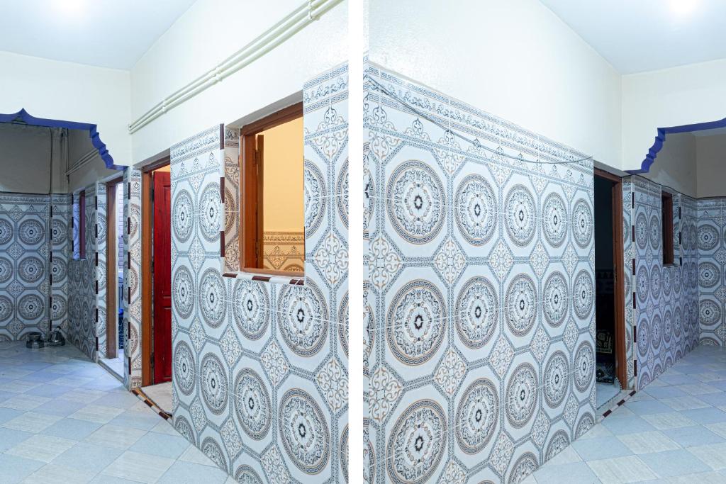 een kamer met een muur met patronen erop bij aDAM in Dakhla