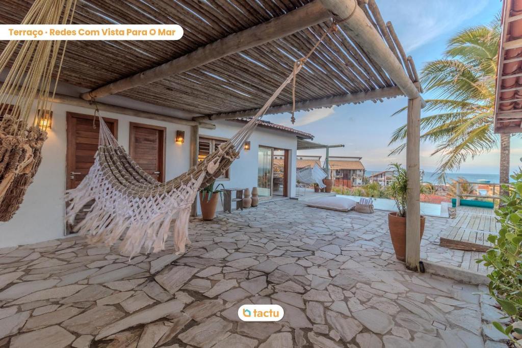 un'amaca sul patio di una villa di Casa Desert Point com piscina vista mar por Tactu a Taíba