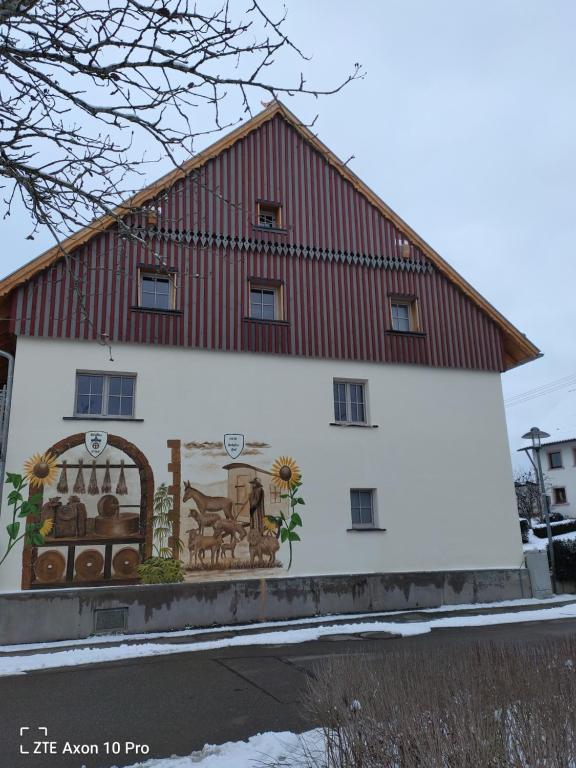 ein Gebäude mit einem Gemälde auf der Seite in der Unterkunft Alte Ölmühle, später Schäfershaus in Donaueschingen