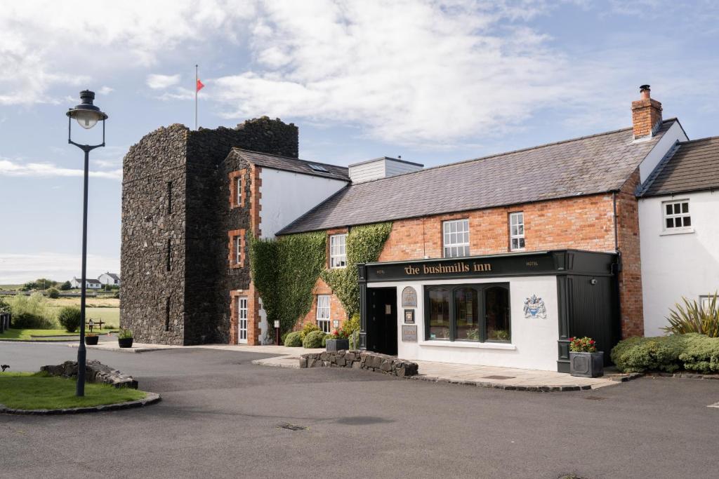 Bushmills Inn Hotel & Restaurant في بوشميلس: متجر أمام مبنى من الطوب