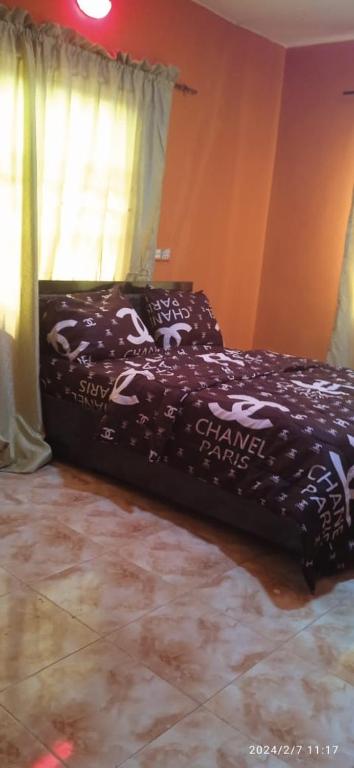 una camera da letto con un letto coperto di Next2home a Sango Otta
