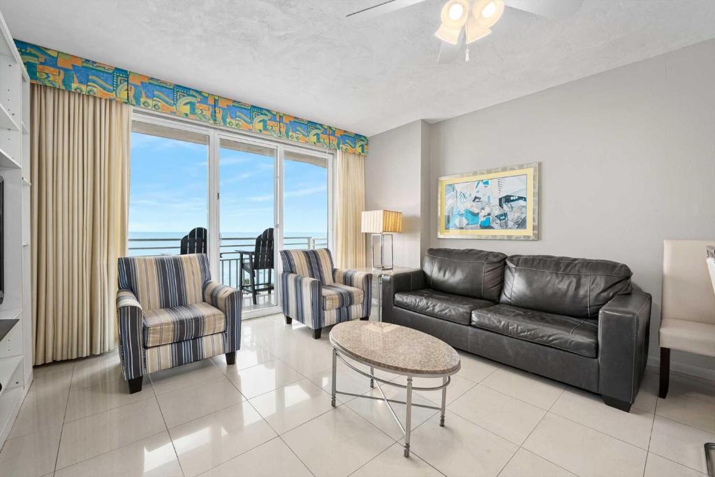 een woonkamer met een zwarte leren bank en stoelen bij Luxury 6th Floor 3 BR Condo Direct Oceanfront Wyndham Ocean Walk Resort Daytona Beach | 604 in Daytona Beach