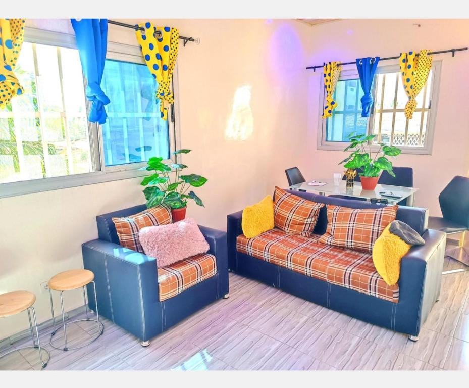 uma sala de estar com dois sofás e uma mesa em Chic Appart Climatisé Wifi 1er Etage em Lomé