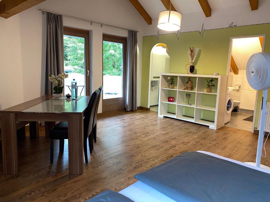 a dining room with a table and a bedroom at Charmante, ruhige Wohnung in Innsbruck in Innsbruck
