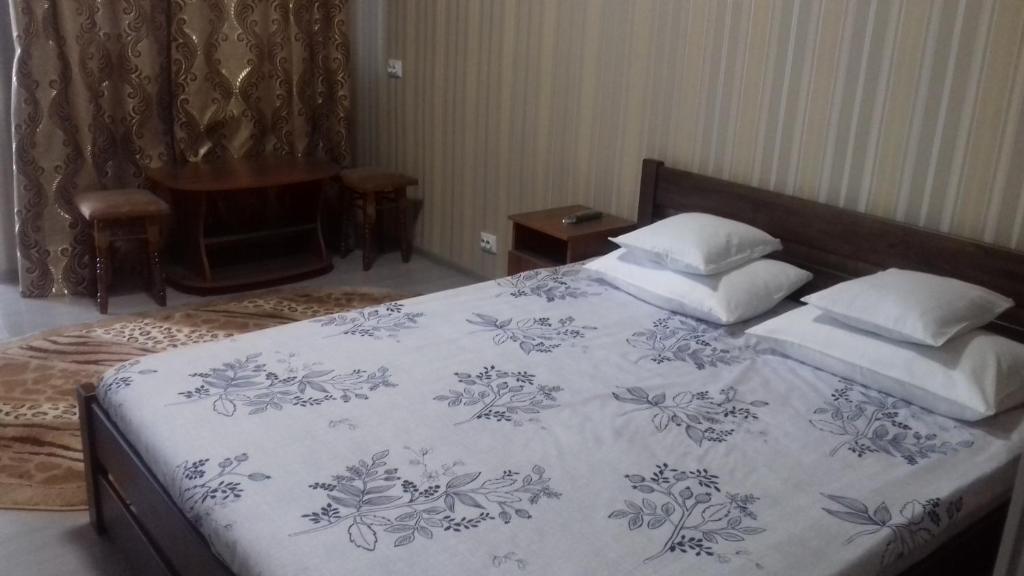 Postel nebo postele na pokoji v ubytování Готель МАЙОВИТ