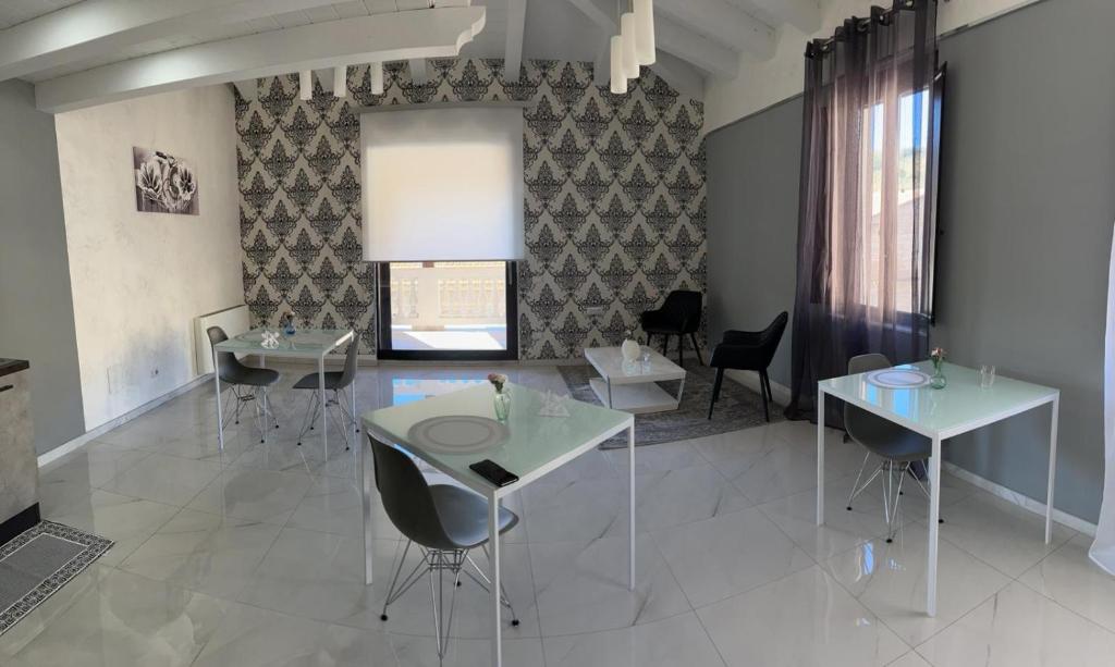 un comedor con mesas y sillas y una ventana en B&B Il Sogno en Lamezia Terme