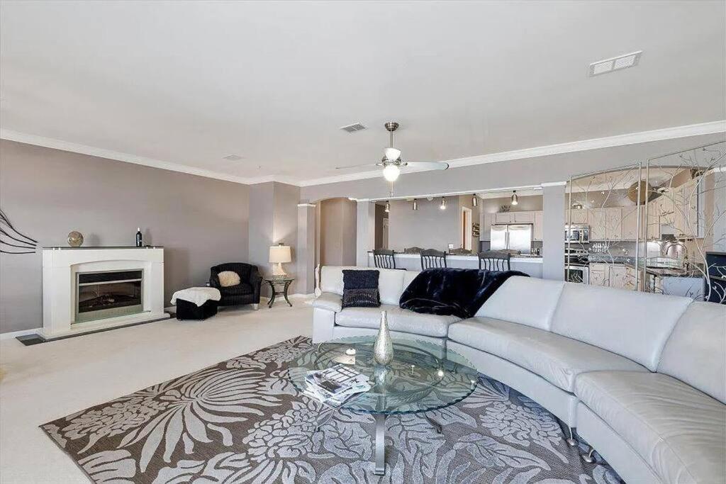 Una sala de estar con un sofá blanco y una mesa. en Harbor Central Penthouse, en Destin